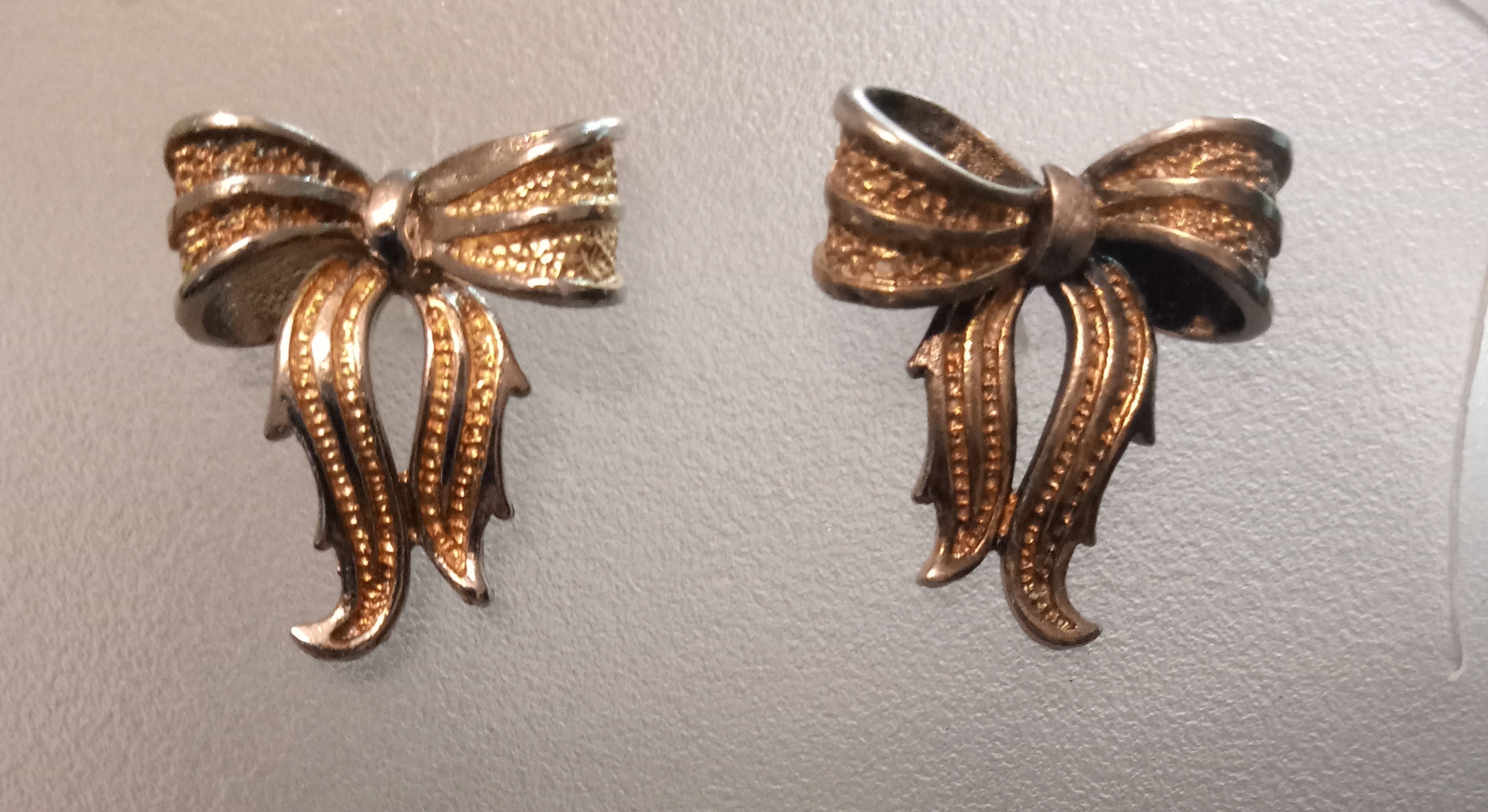 Aretes y Prendedor figura de moño 087