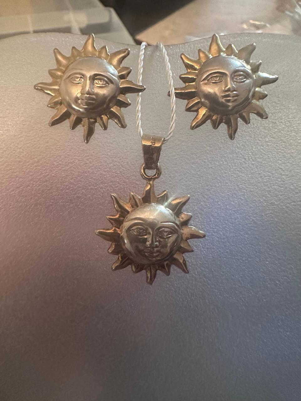 Aretes y Dije Con Forma De Sol 045